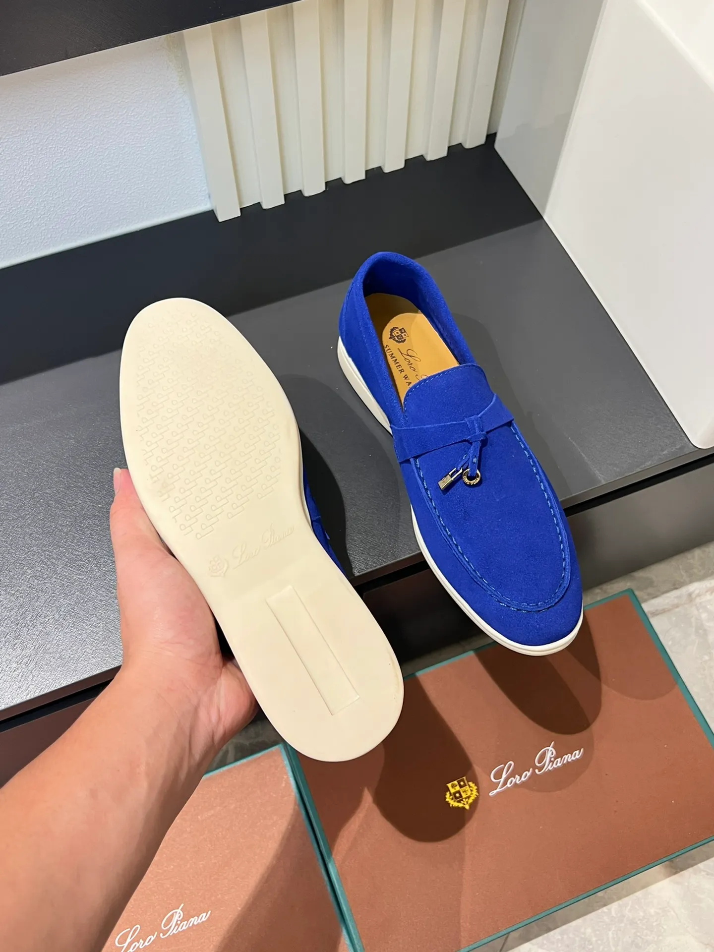 Men's shoes 💰p360 "Loro men's shoes 💰pian'*" Classic L men's shoes for couples 💰p Top version British flat loafers, a must-have item in old money style, the minimalist design is eye-catching and durable, a plus point for dressing The soft foot feel and texture are outstanding. They don’t scratch your feet and are very nice. They are matched with soft and waxy soles. They can be worn daily for a long time without getting tired. They are easy to wear, versatile and classic items, with perfect foot feel and texture! Imported cashmere fabric, the lining is made of imported A-grade water-dyed cow lining, the top version of the genuine leather midsole is sewn with pure handmade mark thread! Size: Female 35-40 (34. Customized) Male 38-44 (45.46. Customized)